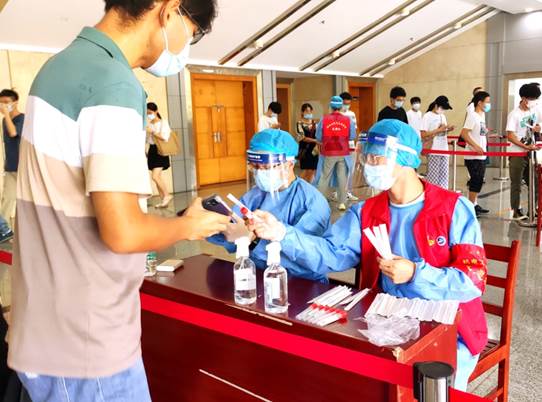8.25伟德BV1946官网志愿者大礼堂维持核酸检测秩序/1629888771880.jpg(1).jpg
