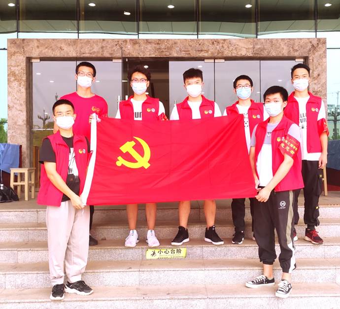8.25伟德BV1946官网志愿者大礼堂维持核酸检测秩序/1629890038182.jpg(1).jpg